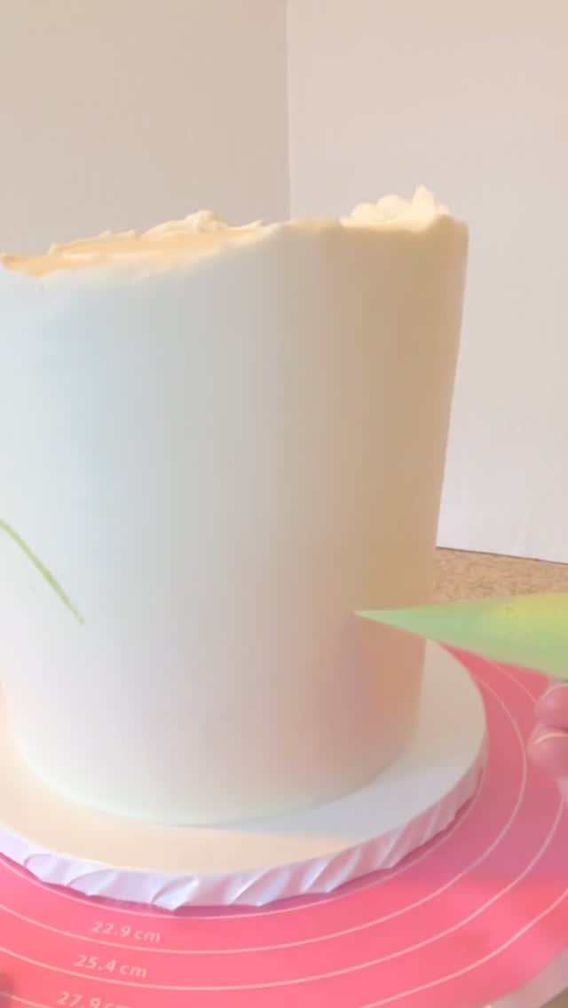 🍰 Just over here trying to make pretty things that taste sensational. 🌹
#cakeart #buttercreamflorals #paletteknifepainting