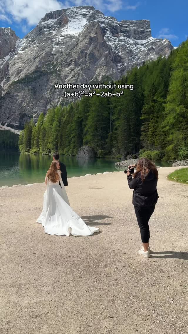 Nobody told me the only numbers I’d need were f/2.8, 1/1000 and ISO 800 😅
#trouwfotograaf #destinationwedding #weddingphotography #bruidsfotograaf