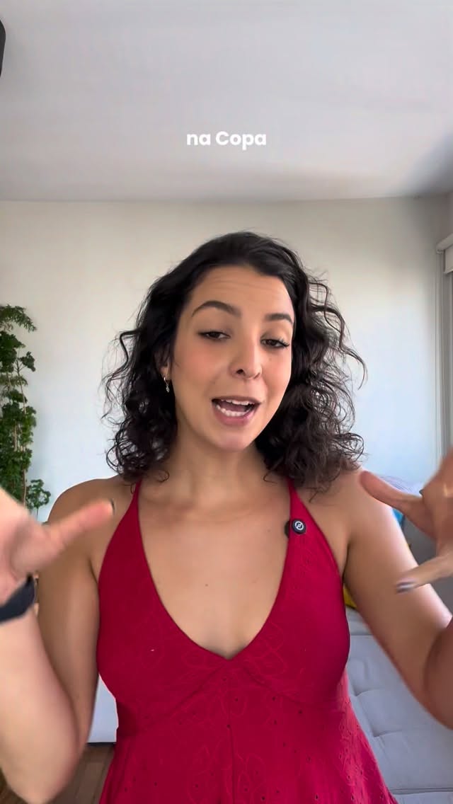 Você associa tomate com Itália automaticamente… 🍅🇮🇹
Mas e se eu te falar que ele NÃO é italiano?
O tomate veio das Américas e por muito tempo foi considerado venenoso na Europa 😳
Sim, aquilo que hoje é base da pizza, do macarrão e de vários pratos clássicos… já foi evitado por medo.
A culinária italiana que a gente conhece hoje só existe por causa de um ingrediente importado.
E isso diz muito sobre como a alimentação é construída: história, trocas culturais e ciência.
👉 Qual país você quer ver no próximo episódio?
#copadomundo #alimentos #curiosidade #italia #tomate