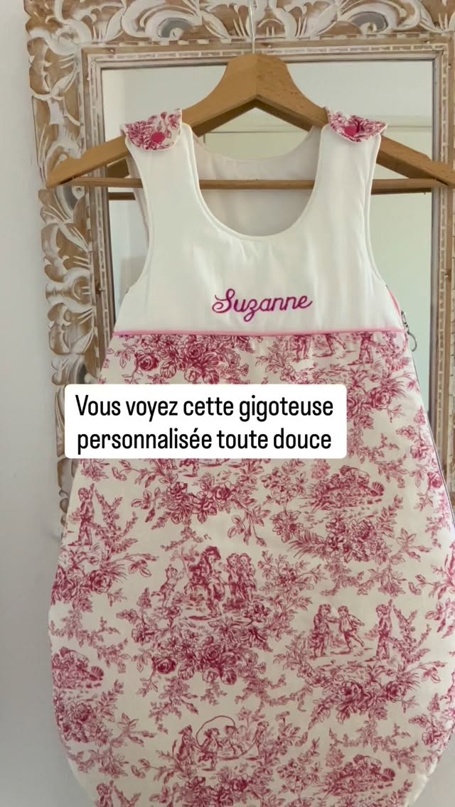 Quand vous voyez cette gigoteuse personnalisée, vous voyez surtout que ce sera un cadeau de naissance incroyable !
Mais pour en arriver là il y a : des choix précis, un œil exercé, des heures de maîtrise, une vraie exigence…
C’est ça que je mets dans chacune des créations de JouyCreations !
💬 Dites moi ce que vous, vous remarquez en premier ?
.
.
.
#toiledejouy #couturesurmesure #cadeaunaissance #cadeaunaissancepersonnalisé #provencealpescôtedazur