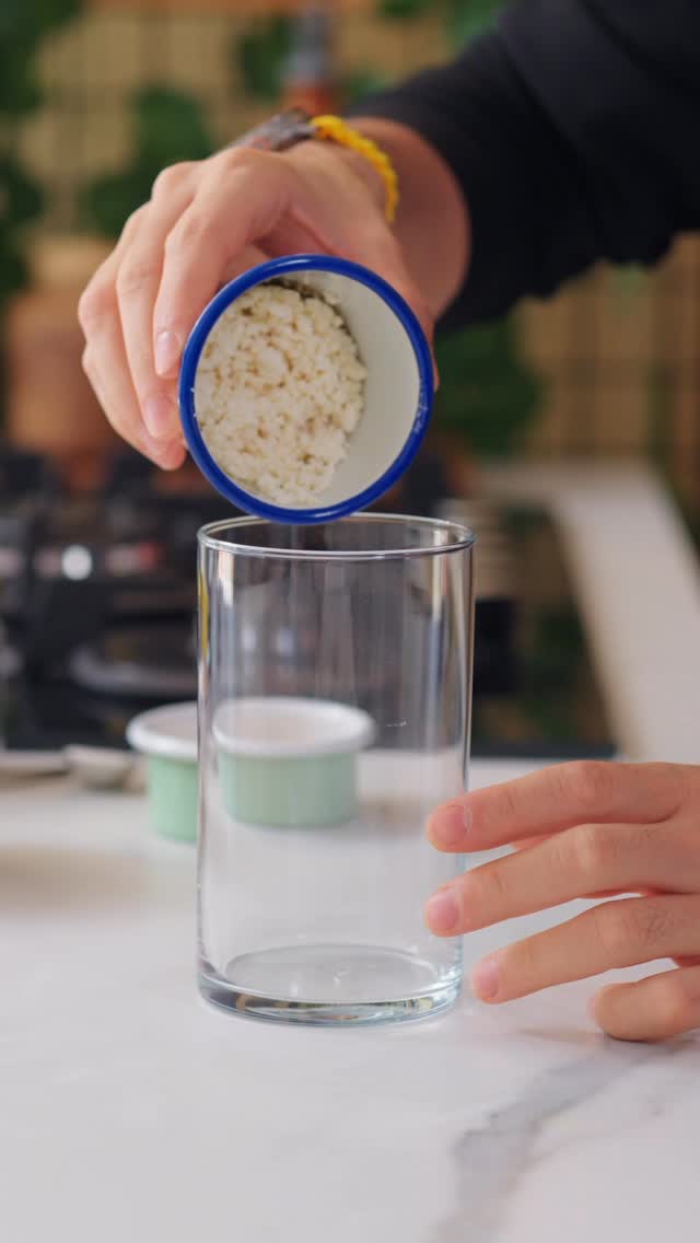 🥖 Lor peynirli, bol proteinli ekmek ✨
İçeriğindeki yumurta ve lor tarifin protein değerini yükseltirken, yulaf da lif takviyesi sağlıyor.
Sonuç olarak besleyici ve uzun süre tok tutan bir ekmek elde ediyoruz.
Ancak bu sandviç oldukça yoğun bana yarısı bile yetti, iki porsiyon olarak da planlanabilir.
Yulaflı Sandviç Ekmeği
Malzemeler
100 g lor peyniri
4 yemek kaşığı yulaf ezmesi
2 adet yumurta
5 g kabartma tozu
1 çay kaşığı tuz
1 çay kaşığı çörek otu
Yapılışı:
Tüm malzemeleri bir kavanozun içine alarak blenderdan pürüzsüz olacak şekilde geçirin. Elde ettiğiniz karışımı tabanını biraz yağladığınız küçük bir fırın kabına dökün. Üstüne çörek otu serpiştirin. 200 derece fırında 25-30 dakika pişirin. Fırından çıkarıp soğuttuktan sonra ekmeğinizi ortadan ikiye bölüp içine marul, domates ve fırında pişmiş şnitzel/ızgara tavuk koyarak bir sandviçe dönüştürebilirsiniz.