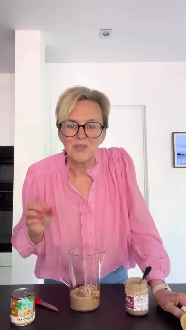 🧆 **Echt eten, snel gedaan — #14**
Afslanken zonder dieet betekent ook dit: zelf maken wat je anders kant-en-klaar koopt. En het is zó makkelijk.
Basis hummus. In 5 minuten. Klaar.
→ 200 gr kikkererwten (blikje, gewoon uitgelekt)
→ 3 eetlepels tahinepasta
→ sap van een halve citroen
→ 1 teentje look
→ scheutje olijfolie
→ zout en peper
→ optioneel: snufje komijnpoeder
Alles samen mixen. Klaar.
Geen E-nummers. Geen lijst van ingrediënten die je niet kent. Gewoon echt eten.
🌿 *Leefstijl check:* kikkererwten zitten boordevol eiwitten en vezels. Ze houden je langer verzadigd en helpen je bloedsuiker stabiel te houden. Betere keuzes de rest van de dag? Die beginnen hier.
Fork it. ✌️
🔔 *En dit is nog maar het begin... Want wat dacht je van hummus met mango? Met rode biet? Met artisjok? Of een smoky versie met gerookte paprika en zwarte knoflook? Volg me de varianten komen eraan!* 😄