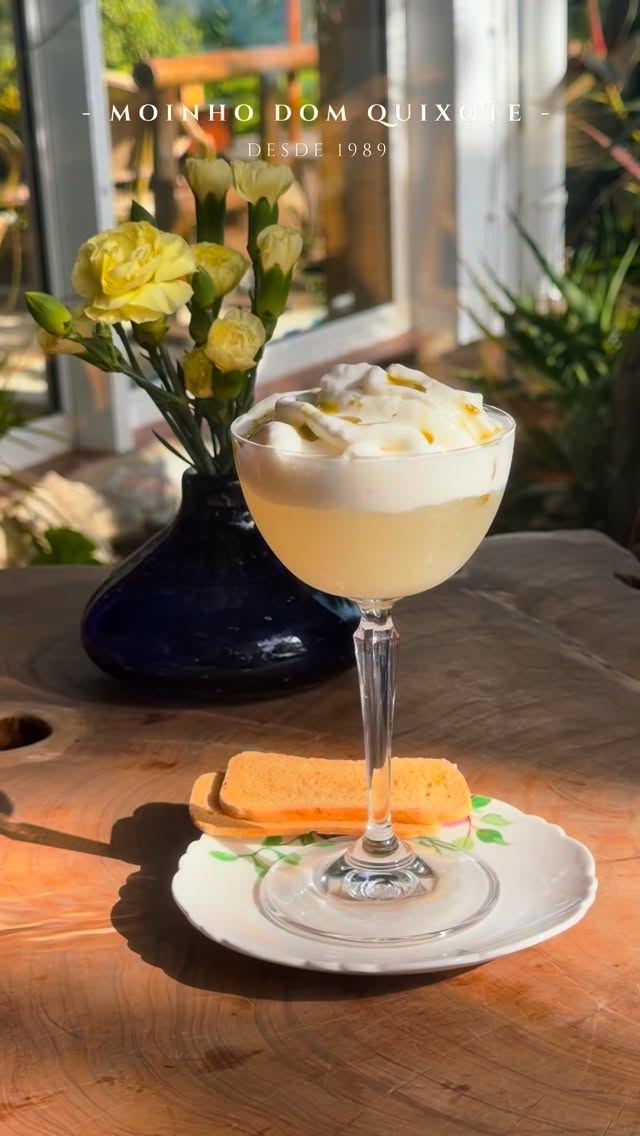 Salgado, fresco, aromático e inesperado.👀
O nosso Eat & Sip combina vodka fat wash com azeitona, vermouth caseiro de sakura, limão e uma espuma de Philadelphia, louro e azeitona.
Um cocktail de autor que desafia o paladar do primeiro ao último gole. ✨🍸
_______________________
Savoury, fresh, aromatic and unexpected.👀
Our Eat & Sip brings together olive fat-washed vodka, homemade sakura vermouth, lemon, and a delicate foam of Philadelphia cream cheese, bay leaf and olive.
A signature cocktail that challenges the palate from the first sip to the last. ✨🍸
#moinholovers #signaturecocktail #eatandsip #moinhodomquixote