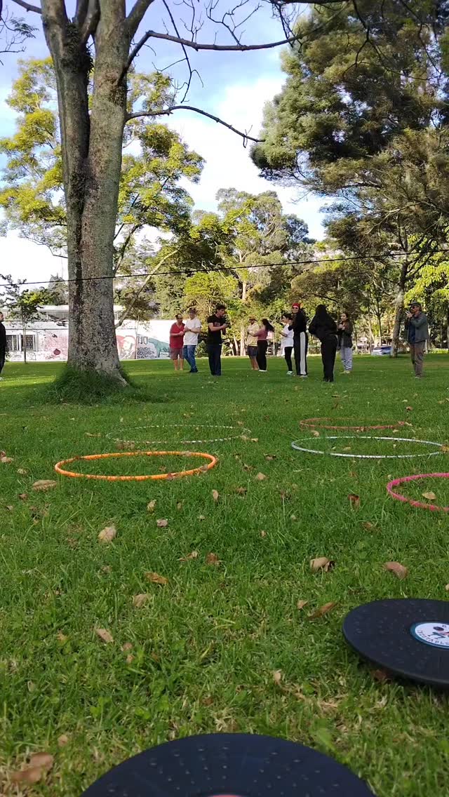 No olvides seguir nuestra cuenta @escuelaslackbogota
Definitivamente a veces es más difícil creerse el cuento que hacer los actos. Por eso queremos invitarte a que hagas parte de la segunda mitad de nuestros talleres en teusaquillo. Aún estás a tiempo de adquirir una o dos habilidades que te transformarán la vida.
#slackline #slackboard #hulahoop #teusaquillo #desarrollopersonal