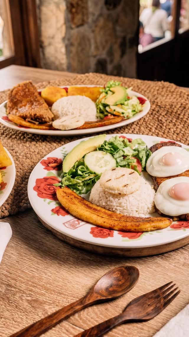 🥘❤️ Hay platos que no pasan de moda porque saben a hogar, a cocina de abuela y a almuerzo en familia.
Sudado de posta, bistec a caballo, sobrebarriga a la criolla y sudado de albóndigas, pura tradición servida en la mesa. 🤤🔥
¡Y lo mejor! Todos vienen acompañados de arroz, papa y yuca sudada, tajada de maduro y arepa. 🇨🇴
📲 Decinos en los comentarios cuál de estos pedirías hoy.