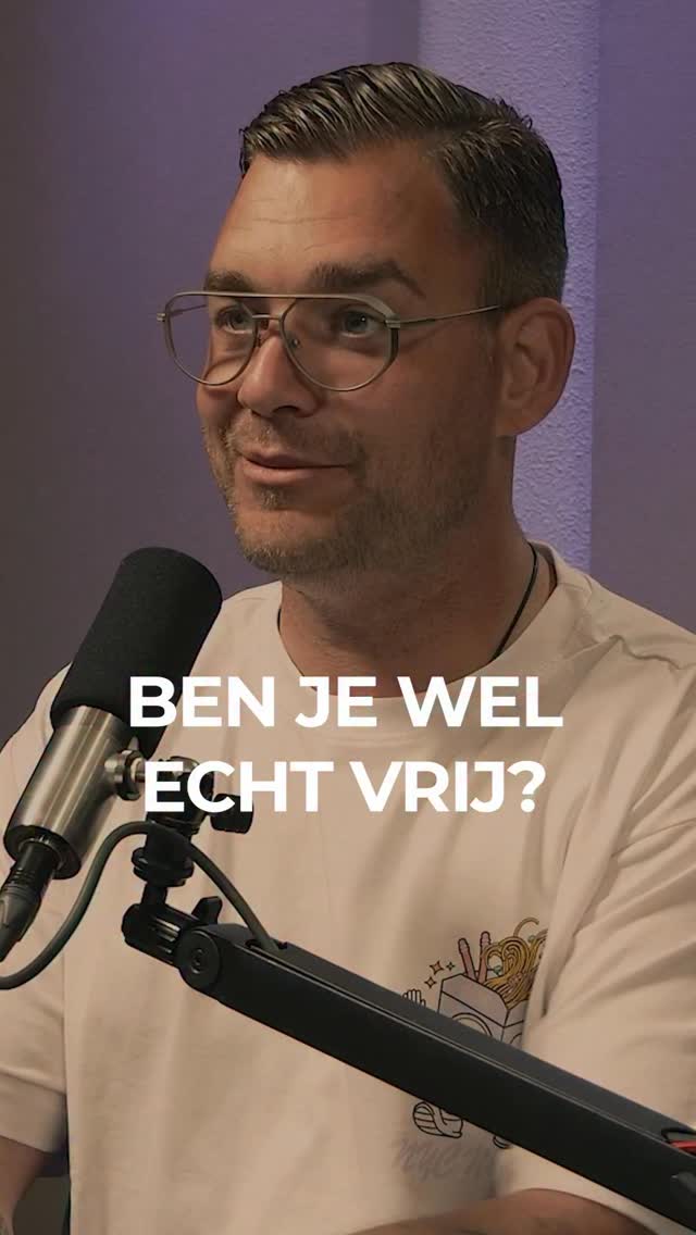 🎙️ Nieuwe aflevering van de Positiviteitspodcast!
Na de vele enthousiaste reacties op zijn eerdere optreden is Mark Schadenberg opnieuw te gast in de Positiviteitspodcast. Mark is expert op het gebied van generationeel trauma en slaap en deelt opnieuw bijzondere inzichten die je uitnodigen om anders naar jezelf, je verleden en je toekomst te kijken.
In deze aflevering gaan we op zoek naar antwoorden op vragen die ons allemaal raken:
✨ Wat is vrijheid eigenlijk? En hoe ervaar je die, los van omstandigheden?
✨ Waarom houden we vast aan patronen, overtuigingen en systemen die ons niet meer dienen?
✨ Hoe beïnvloeden familiepatronen en generationeel trauma de keuzes die we maken?
✨ Hoe kun je bewuster omgaan met je energie en meer levensvreugde ervaren?
✨ Wat betekent het om trouw te zijn aan je eigen waarheid?
Mark laat zien hoe onverwerkte familiegeschiedenissen, loyaliteiten en angsten ons leven kunnen sturen zonder dat we ons daarvan bewust zijn. Tegelijkertijd biedt hij inspirerende inzichten en praktische handvatten om oude patronen te doorbreken, meer vrijheid te ervaren en dichter bij jezelf te komen.
Een verdiepend gesprek over vrijheid, bewustzijn, persoonlijke groei en de moed om het onbekende tegemoet te treden.
🎧 Luister nu naar aflevering 141 van de Positiviteitspodcast en laat je inspireren door de wijsheid en ervaring van Mark Schadenberg.
Comment “positief” en ontvang de podcast in je dm!
#Positiviteitspodcast #MarkSchadenberg #Vrijheid #PersoonlijkeGroei #generationeeltrauma