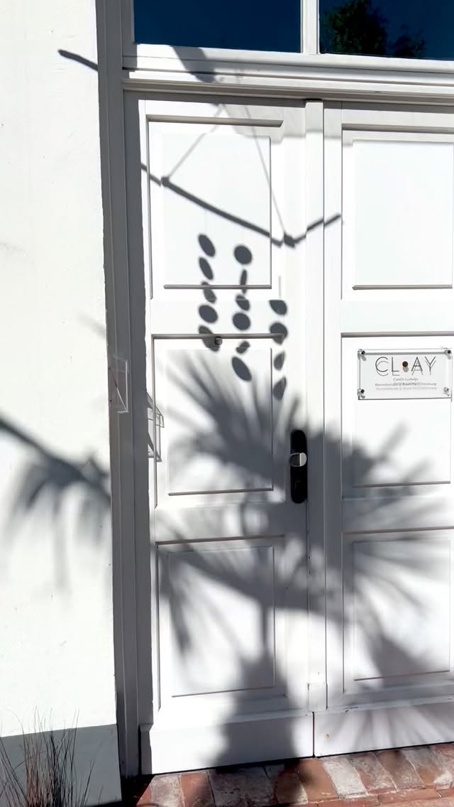 Die Morgensonne vor dem Studio
C L • A Y Hamburg-Ottensen
ZEN·trier Dich – Töpferworkshops
Hier wird es still in dir.
Ton zwischen den Händen, ein Atemzug tiefer, ein sanftes Loslassen.
Und plötzlich bleibt nur dieses gute Gefühl, genau im Moment zu sein.
Töpfern. Spüren. Ankommen.
Workshops · Drehscheiben-Vermietung · Shop
cl-ay.de
•
Morning light in front of the studio
C L • A Y Hamburg-Ottensen
ZEN·ter Yourself – pottery workshops
Here, calm settles within you.
Clay between your hands, a deeper breath, a gentle letting go.
And suddenly there is only this good feeling of being fully in the moment.
Throw. Feel. Arrive.
Workshops · Wheel rental · Shop
cl-ay.de
#töpfern
#achtsamkeit
#drehscheibenkurs
#breathwork