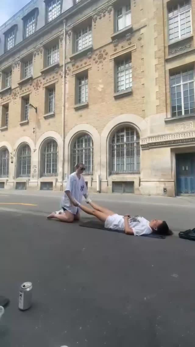 Stretching in Paris pour ma @cathyclosier ✨️
Lors de son événement @walktalkparis × @seasonparis .
A celles et ceux qui donnent,
A celles et ceux qui tendent la main,
A celles et ceux qui fédèrent et créent du lien.
A la suite ✨️