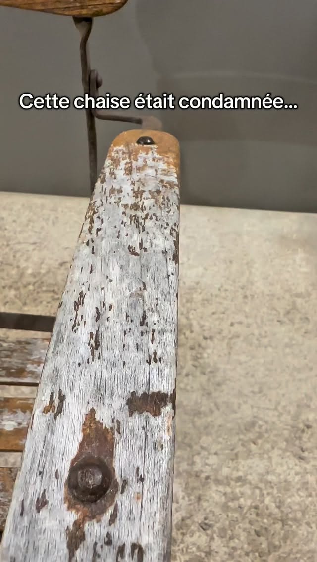 Cette chaise était complètement oubliée.
Honnêtement, je pensais que le bois était irrécupérable.
Vous l’auriez sauvée ou direction déchetterie ? 👇#aerogommage #renovation #bois #avantapres #diy