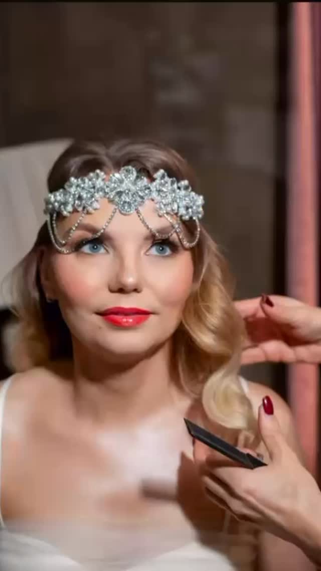 This look belongs in a magazine ✨
Modern 1920s bridal glamour with soft sculpted waves, glowing skin and the most breathtaking statement headpiece.
Luxury bridal hair & makeup designed to feel timeless, elegant and unforgettable 🤍
Photography: @scottspockko
#LuxuryBride #EditorialBride #1920sBride #BridalHair #BridalMakeup VintageBride AwardWinningHMUA LuxuryWedding