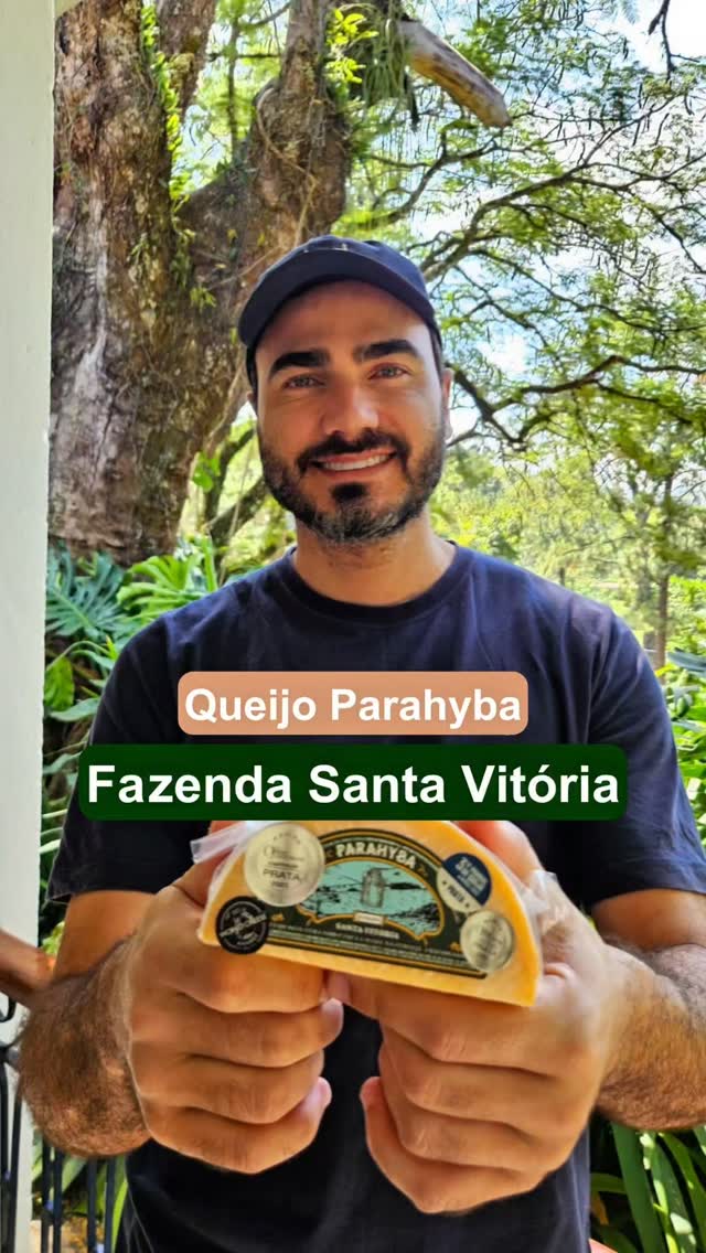 Mais um queijo premiado da @queijariasantavitoria, de Queluz SP, na seleção do Mantiqueirias! É o Parahyba, que tem a casca lavada com cerveja IPA artesanal. “São 15 banhos durante os 30 dias de cura. Por isso ele apresenta essa massa untuosa, e vai bem com uma geleia, chutney ou doce de mamão”, conta o produtor Carlos. Vinhos rosé e branco ou mesmo uma cerveja IPA harmonizam muito bem. Quer experimentar? Acesse o site e veja as opções de assinatura (6 e 12 meses) ou a compra de uma caixa avulsa, para conhecer ou mesmo dar de presente. Entrega nos estados de MG e SP, em cidades onde o Sedex não leve mais do que um dia, despachando de Gonçalves e São Paulo. #mantiqueira #clubedeassinatura #queijoartesanal