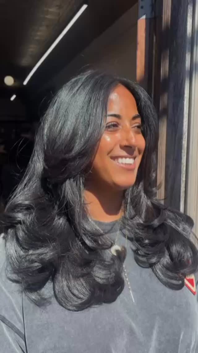 ➕Weekend energy is already in motion. And this beautiful smile says it all!!!!
The chairs are full, the color bowls are mixing, the playlist is doing its job, and the salon has that good kind of buzz — busy, creative, and full of people doing work they care about.
This is what we love most about the House: the craft, the teamwork, the conversations, the trust, and the little moments between clients and artists that make the day feel alive.
Grateful for a full weekend, of amazing clients, and a space built on respect, inclusivity, growth, sustainability, and showing up for each other with care.
Here’s to good hair, good people, and a very full coffee situation.
Happy weekend from the House.
Amazing blow-dry for our long hair specialist @hairbyisabellep