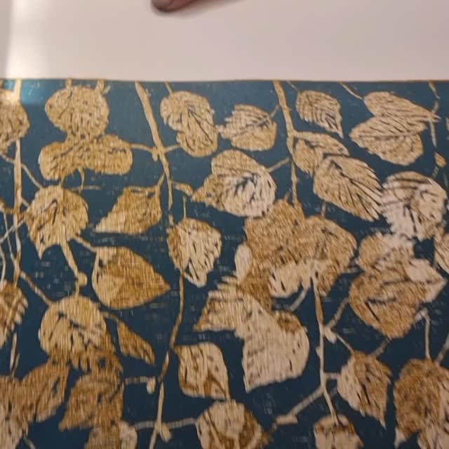 ✨ Nå skjer det mye i kunstforeningen! ✨
Denne uken er det siste innspurt med de nye lokalene. Neste uke overtar Jane Hupe rommet for montering av utstillingen Mellomlys, som åpner 13. juni.
Vi har mange hyggelige overraskelser på gang og gleder oss til å vise dere resultatet av alt arbeidet som nå legges ned.
Videoen viser tresnittet som er brukt på utstillingsplakaten.
Flere nyheter kommer fortløpende. Følg med!