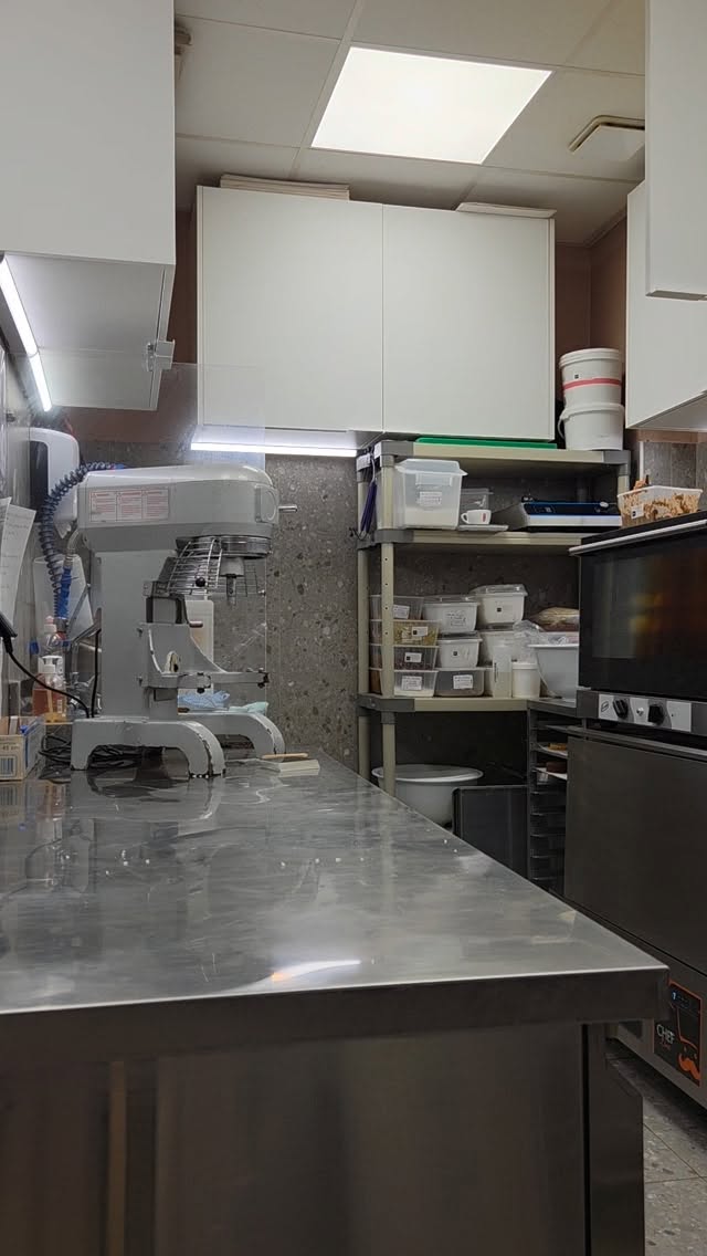 Une matinée comme les autres en pâtisserie !
Tous les choux et gâteaux sont préparés chaque matin pour vous offrir une fraîcheur incomparable !
Passion et précision ❣️
#patisserie #pastry #nice06 #jonathanlepatissier #yummy