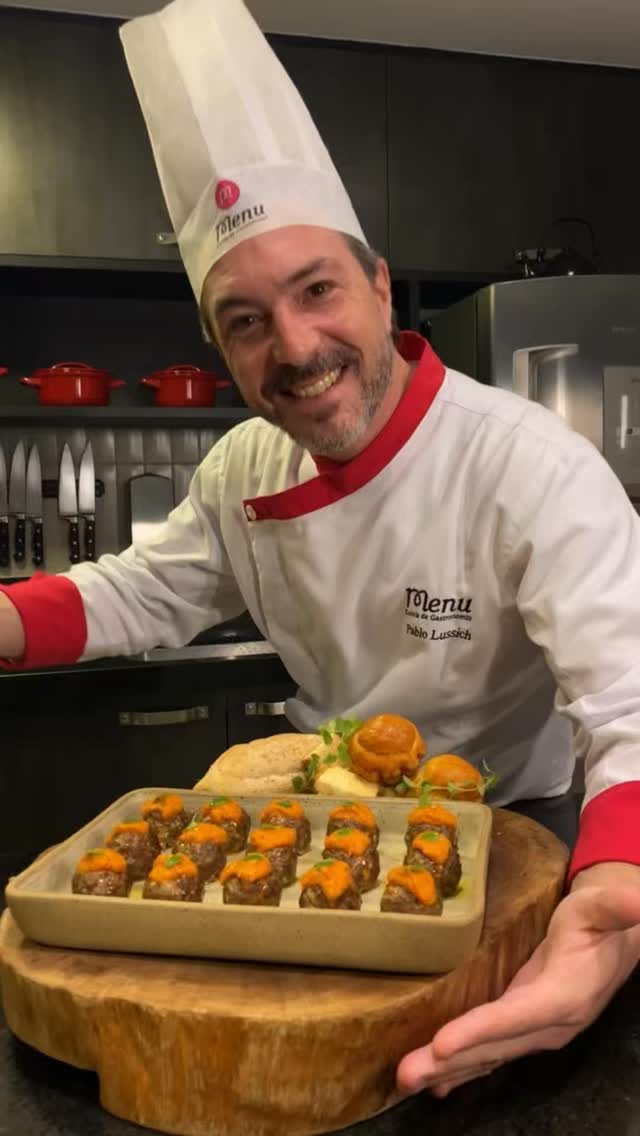 Quem aí também ama ovo de codorna? 🥚✨ E já pensou em fazer ele assim?
O Chef Pablo assumiu a bancada em parceria com a @maisminas.distribuidora para preparar algo irresistível: Almôndegas recheadas com ovo de codorna da @ciadacodorna e um molho de tomate assado levemente picante. 🔥🍅
A união perfeita da suculência da carne, a surpresa do recheio e aquele toque de pimenta no molho que faz toda a diferença. Já salva a lista de ingredientes para fazer em casa:
🧆 Para as Almôndegas:
• 500g de carne moída
• Ovos de codorna @ciadacodorna (cozidos)
• 100g de cebola (moagem)
• 10g de alho (moagem)
• 50g de pão duro (picado)
• 1 ovo
• Leite Q.B. (para umedecer o pão)
• Salsinha e cebolinha Q.B
• Sal e pimenta-do-reino Q.B.
🍅 Para o Molho Assado:
• 200g de tomate
• 100g de pimentão vermelho
• 100g de cebola
• 10g de alho
• 10g de pimenta-dedo-de-moça
• Azeite, sal e pimenta Q.B.
Q.B. = Quanto baste (o famoso à gosto)
Dá o play e confira essa delícia ganhando vida na nossa cozinha! 👇