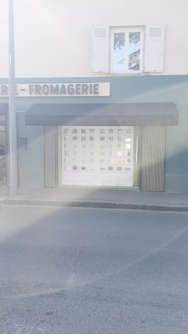 🤝 ZOOM SUR NOTRE PARTENAIRE : LA FROMAGERIE DE LA PLAINE ! 🧀
Aujourd’hui, le Hockey Club Charcot met à l’honneur un commerce local qui régale les papilles de toute la commune : la Fromagerie de la Plaine à Sainte-Foy-lès-Lyon ! 🌟
Que ce soit pour un plateau entre amis après un match, une occasion spéciale ou simplement par gourmandise, c’est l’adresse incontournable pour les amoureux de bons produits. Un grand merci à Yoann Duquesnoy pour sa confiance et son soutien précieux aux côtés de nos Loups ! 🐺🔴⚪
Retrouvez toutes leurs infos utiles juste ici 👇
📅 Horaires d’ouverture :
Du Mardi au Samedi : 9h45 - 12h45 & 15h30 - 19h00
🏪 Distributeurs accessibles 24h/24 pour vos envies de dernière minute !
📞 Pour vos commandes de plateaux et événements :
☎️ 04.58.28.07.29
✉️ fromagerielaplaine@gmail.com
N’hésitez pas à pousser leur porte et à soutenir les commerçants de proximité qui font vivre notre communauté ! 👋