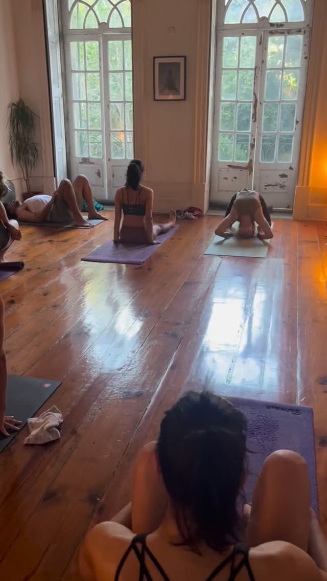 Mais do que posturas, cultivamos atenção.
Direção.
Presença.
Uma prática guiada com cuidado, sensibilidade e respeito pelo processo de cada um.
Vem praticar connosco ✨
Aulas de Ashtanga yoga
(Mysore)
Segunda a Sexta - 7:00-9:30
Seg/Qua/Sex - 18:15-20:15
#ashtangayoga #yogaporto #ashtangayogaporto #yogaportugal #ashtangacommunity