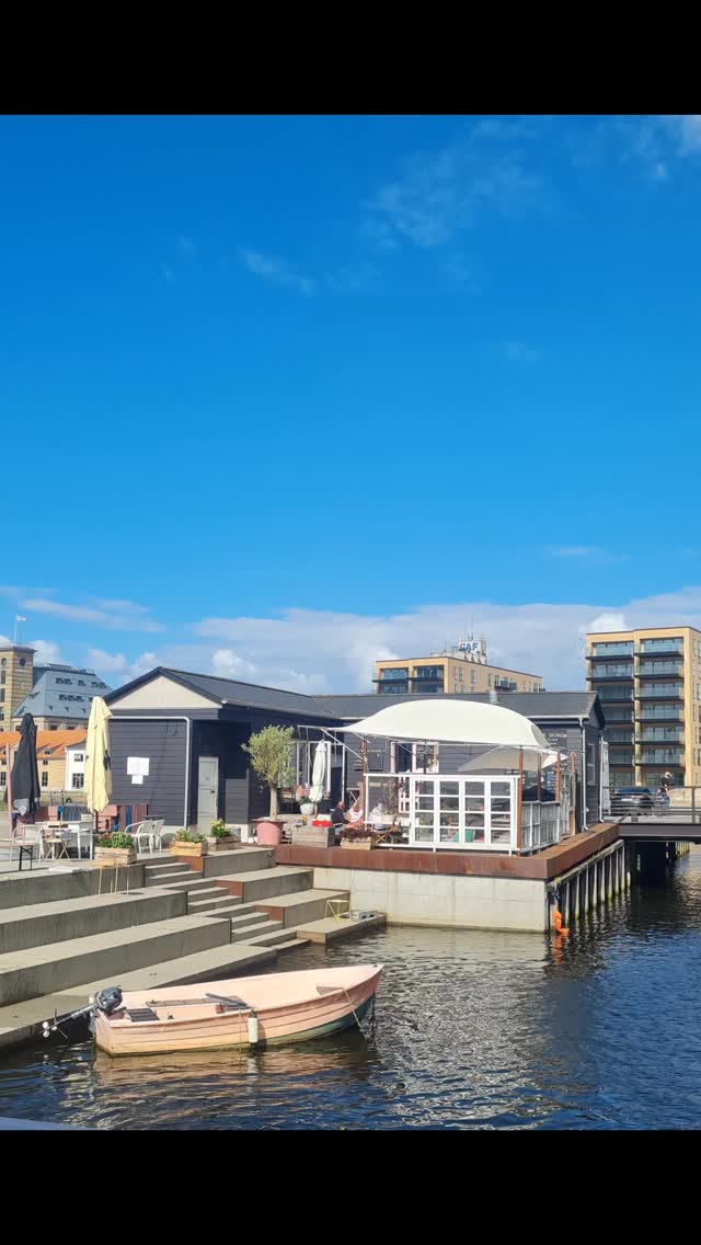 Yoga på Soldækket d. 13.06.26 kl.08.45-10.00
🧘🏼♀️💛🌊☀️🧘🏼♂️
Start din lørdag med yoga under åben himmel til lyden af bølgeskvulp og kig til vandet
Yogaen vil bestå af en kort meditation, før vi bevæger os igennem styrkende sekvenser, bløde stræk, balanceøvelser og solhilsener i samspil med åndedrættet. Der sluttes af med en liggende afspænding.
Underviser: Yogistii - Stine Skaarup
💰pris: 90,- Tilmelding se link i bio.
19 pladser, så husk at tilmelde dig, eller du kan møde op på dagen og se om der er plads.
☝️OBS- Medbring egen yogamåtte, da det ikke er muligt at låne.
Efter yogaen kan du blive hængende, og nyde en kaffe eller andet lækkert fra Soldækkets menukort 🌞☕
En perfekt start på din lørdag💛🌞🧘🏼♀️
Vi glæder os til at se dig.
Www.yogistii.com
Det med småt:
Tilmelding er bindende og betaling refunderes ikke, men du er velkommen til at give pladsen til en anden, hvis du er forhindret.
⛅️Klæd dig efter vejret, og tag gerne lidt lag på.
Ved kraftig regn aflyses pr. sms på dagen, og betaling føres retur