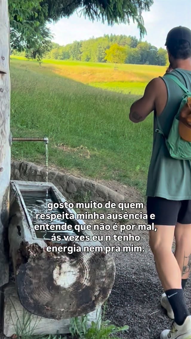 1. Eu viajei o mundo, mas passava dias sem responder mensagens.
2. Gosto de pessoas, mas preciso de muito tempo sozinho para recarregar minhas energias.
3. Tem gente que acha que sou antipático. Na verdade, eu só não aprendi a fingir disposição quando não tenho.
4. Já visitei mais de 50 países e uma das coisas que mais aprendi foi que estar sozinho e sentir solidão são coisas completamente diferentes.
5. Não gosto de relações que exigem presença constante para provar afeto. Gosto de gente que entende que a vida acontece, que o tempo passa e que o carinho continua ali.
6. Passei muitos anos tentando corresponder às expectativas dos outros. Hoje prefiro decepcionar expectativas do que decepcionar a mim mesmo.
7. Viajar me ensinou que as melhores conexões são leves. Elas não cobram, não pressionam e não transformam afeto em obrigação.
8. Eu desapareço às vezes. Não por falta de consideração. Mas porque às vezes nem para mim sobra energia.
Meu maior aprendizado:
Quem gosta de você de verdade não mede carinho pela frequência das mensagens.
Mede pela verdade da presença quando ela existe.
Se você também enxerga a vida dessa forma, seja bem-vindo por aqui.