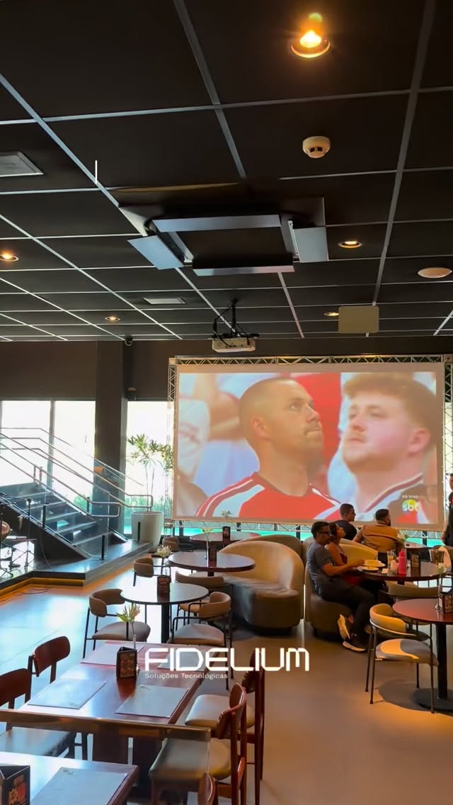 A Copa do Mundo está chegando… e os restaurantes já começaram os preparativos. 🇧🇷
Porque não basta apenas transmitir os jogos. É preciso criar uma experiência que faça o cliente querer ficar até o apito final.
Mais conforto, mais tecnologia, mais imersão e mais oportunidades de venda nos dias mais movimentados do calendário.
A pergunta é: seu restaurante está preparado para a Copa?