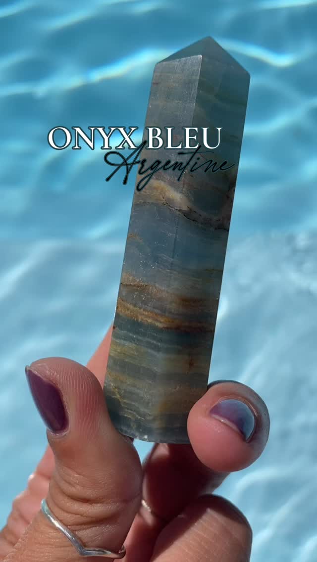 💡Saviez-vous que « l’Onyx bleu » n’est pas un véritable onyx au sens strict du terme ?
🧬C’est en réalité une somptueuse Calcite !
Ses bandes uniques racontent l’histoire de sa lente cristallisation à l’abri des regards.
Mais peu importe son nom scientifique, sa beauté et ses énergies restent hypnotisantes.
🌊 Ses vertus principales :
🩵Sa vibration douce agit comme un baume sur le système nerveux.
🩵Placée dans une pièce (surtout sous forme de sphère, qui diffuse l’énergie à 360°), elle instaure une ambiance zen et propice à la communication.
⏳ Sa formation : Elle doit ses couleurs incroyables aux infiltrations d’eau chargées de minéraux (cuivre, fer) dans les massifs argentins, créant ces strates uniques au fil des millénaires.
En pointe pour canaliser l’énergie ou en sphère pour l’harmoniser... Quel est votre coup de cœur jolies âmes? 📜⤵️
📷: voici les 3 pointes et la sphère encore dispo!