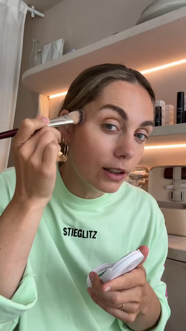 Een korte update van hier 💛
Maar daarnaast ook. Wat zijn jou bedenkingen? Waarop zit jij te wachten?
Hier soms zo alleen zitten met alles wat in mijn hoofd speelt is niet gemakkelijk 😅🙈.
Ik zoek soms zo hard naar wat wel/niet te delen hier en er was daardoor gewoon een complete blok gekomen.
Ik wil vaak veel meer delen dat eigenlijk niet meer past in het plaatje Kato de haar en make up artist 🙈 en dan komt de giga imposter piepen.
Dus please help me out 😁😁😁💛💛