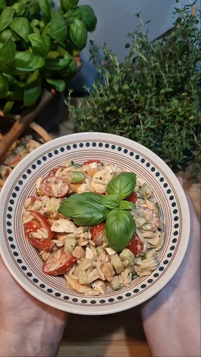Rezept 06 von 30 vegetarischen Rezepten.
Schon mal ein Pesto Dressing probiert?
Wenn nicht, unbedingt ausprobieren. Da ist so lecker und passt wunderbar zur Grillparty.☺️
Wenn du das Rezept haben möchtest, schreib
Rezept 6
In die Kommentare und du bekommst den Link direkt in dein Postfach ❤️
Viel Spaß beim Nachkochen!🙋🏼♀️.
#einfacherezepte #vegetarisch #pesto #grillsalat #pasta