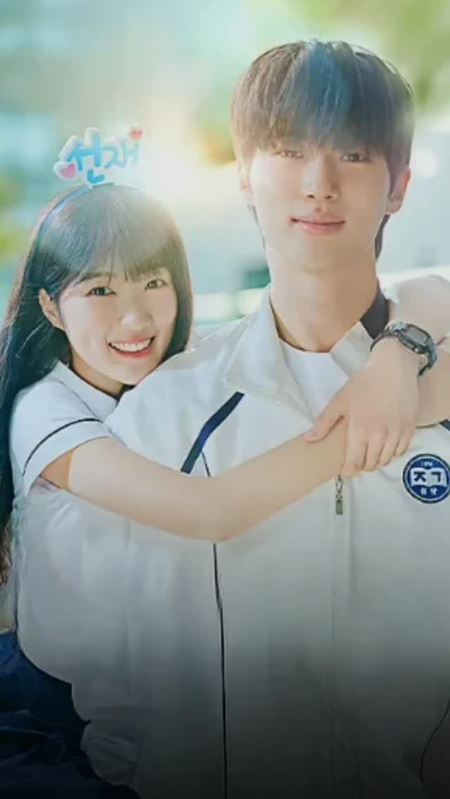 🎬 ¿Vivimos un K-drama? ¡Viaja al escenario de 'Lovely Runner' en Suwon! 🌸
Lovely Runner (선재 업고 튀어) sigue conquistando fans alrededor del mundo. Con su reciente llegada a Netflix en nuevos países y el enorme éxito internacional que sigue teniendo, cada vez más viajeros quieren visitar los lugares reales donde se grabó la historia de Sol y Sun-jae. Y muchos de esos escenarios se encuentran en Suwon (수원), una ciudad histórica ubicada a menos de una hora de Seúl. 🚌💨
¡Aquí tienes los lugares imperdibles que debes visitar para revivir tus escenas favoritas! 👇✨
🏡 La casa de Sol (Café MongTed): El icónico hogar de Sol con su hermosa puerta arqueada. ¡Hoy en día es una cafetería súper linda donde puedes probar deliciosos 'salt breads' (pan de sal)!
💙 La casa de Sun-jae (선재네 집): ¡Justo enfrente de la casa de Sol! Podrás ver la famosa puerta azul donde Sun-jae esperaba a Sol bajo la lluvia. ☔️
🏪 Hwahong Mart (화홍마트): ¡Un lugar lleno de nostalgia! Es el pequeño supermercado de barrio donde Sun-jae y Sol se sentaban a comer helado en la plataforma de madera (pyeongsang). ¡Ideal para una foto retro! 🍦✨
🚲 Yongyeon (용연): El romántico estanque donde Sun-jae le enseñó a Sol a andar en bicicleta. ¡El lugar perfecto para un picnic de día y ver las luces de noche!
💬 Hwahongmun (화홍문): ¿Recuerdas la emocionante confesión de amor? Se filmó en esta hermosa puerta de la fortaleza tradicional.
✨ Tip de viaje: Camina por el mágico barrio de Haenggung-dong (행궁동). Está lleno de cafés instagrameables, tiendas vintage y murales artísticos, todo rodeado por la impresionante Muralla de Fortaleza Hwaseong (Patrimonio de la Humanidad por la UNESCO). 🏯
¡Ven a Suwon y camina por los mismos pasos de Sun-jae y Sol! 🎬💛
#coreacontigotour #tourenespn̈ol #viajeacorea #suwon #lovelyrunner
