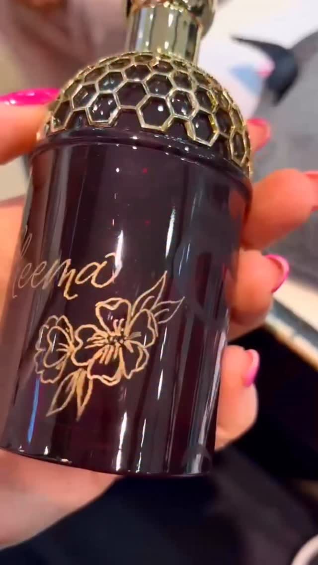 Last weekend we were with Guerlain, personalising fragrance bottles with delicate engraved flowers and hand-lettered messages to create truly one-of-a-kind gifts.
From meaningful names and initials to floral details inspired by the fragrances themselves, each bottle became completely personal.
@guerlain
#Guerlain #LuxuryPersonalisation #BottleEngraving #CalligraphyArtist