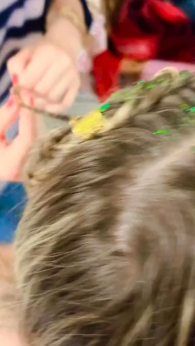 Wir sind im Endspurt 🤩 nur noch drei Wochen bis zu unserer Premiere! ✨EMERALD DREAMS🌙
Jetzt geht es an den letzten Feinschliff✂️
Wir stecken, flechten, sprühen, schmücken und optimieren bis wirklich kein Haar mehr wagt, sich aus der Formation zu verabschieden. 💃✨
Mission: Frisur hält. Glitzer funkelt.
💫 Die Vorfreude steigt 💕 der Countdown läuft! 💫
Jetzt Tickets sichern🎟️ LINK in Bio
Samstag 27. Juni 19 Uhr
Sonntag 28. Juni 11 Uhr & 15 Uhr
Mehrzweckhalle Utzenstorf
#balletschoolbarbarabortoli #balletstudents #emeralddreams #comingsoon #stagetime