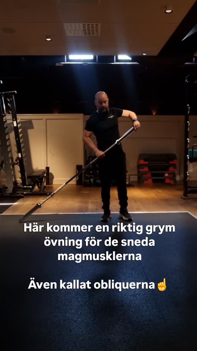 Obliquerna = de sneda magmusklerna på sidan av bålen.
De hjälper dig att:
🔥 Rotera överkroppen
💪 Stabiliserar bålen vid lyft
🏌️ Skapa kraft i rörelser som golf, padel och kast
🛡️ Skydda ryggen genom bättre båltryck
↔️ Kontrollera sidoböjning och rotation
Vill du träna dem smart?
Satsa på övningar som sidoplanka, Pallof press, cable woodchop, suitcase carry samt denna ni ser i videon!
Starka obliquer handlar inte bara om “snygga sidor” de gör dig starkare, stabilare och mer explosiv.
Give it a try!
#tipsfråncoachen
#träningsverketdanderyd
#corestrengh