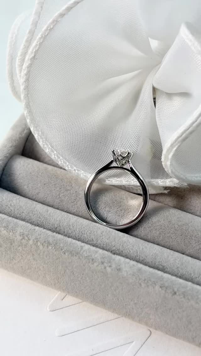 ขอบคุณคุณกวางที่ไว้วางใจให้ทางร้านได้ดูแลแหวนแต่งงานให้นะครับ • GIA Oval 0.70ct. D Color VS1 EX/EX NONE • 18K White Gold ✨💍
.
Budget : 7x,xxx THB +/-
.
ลูกค้าที่สนใจแวะมาชมสินค้า รบกวนนัดหมายล่วงหน้าก่อนนิดนึงนะครับ ☺️
.
ตัวเรือนทองแท้ พร้อมเพชรใบเซอร์ GIA สำหรับขนาด 0.18 กะรัตขึ้นไปทุกเม็ด
.
มีหน้าร้าน พร้อมบริการหลังการขายทุกเรื่อง ดูแลลูกค้ามาแล้วกว่าสามพันคู่ ชมรีวิวจากลูกค้าได้ที่ >> https://www.minimojewelry.com/testimonial
.
ดูแบบแหวนทั้งหมดได้ที่ —> https://www.minimojewelry.com/weddingringsdesign
.
** แถมฟรี เลเซอร์สลักชื่อ เลือก Font ที่ชอบได้
** พร้อมกล่องแหวนสวยๆสำหรับเข้าพิธี
.
💎 Inbox: m.me/minimo.jewelry
💎 Line: @minimo.jewelry (มี @)
💎 Web: http://minimojewelry.com
💎 Call: 092-456-9509
.
** เนื่องจากงานของทางร้านเป็นงานสั่งทำตามความต้องการของลูกค้า ราคาจึงอาจมีการปรับเปลี่ยนตามดีไซน์ สเปคเพชร ไซส์แหวน และราคาทอง/เพชร ในแต่ละช่วงเวลาครับ
.
#minimojewelry #แหวนคู่ #แหวนแต่งงาน #แหวนเพชร #แหวนหมั้น diamond diamondring แหวนเพชรแท้ เพชรGIA engagementring ทองแท้ เพชรแท้ weddingring เพชรแท้ราค