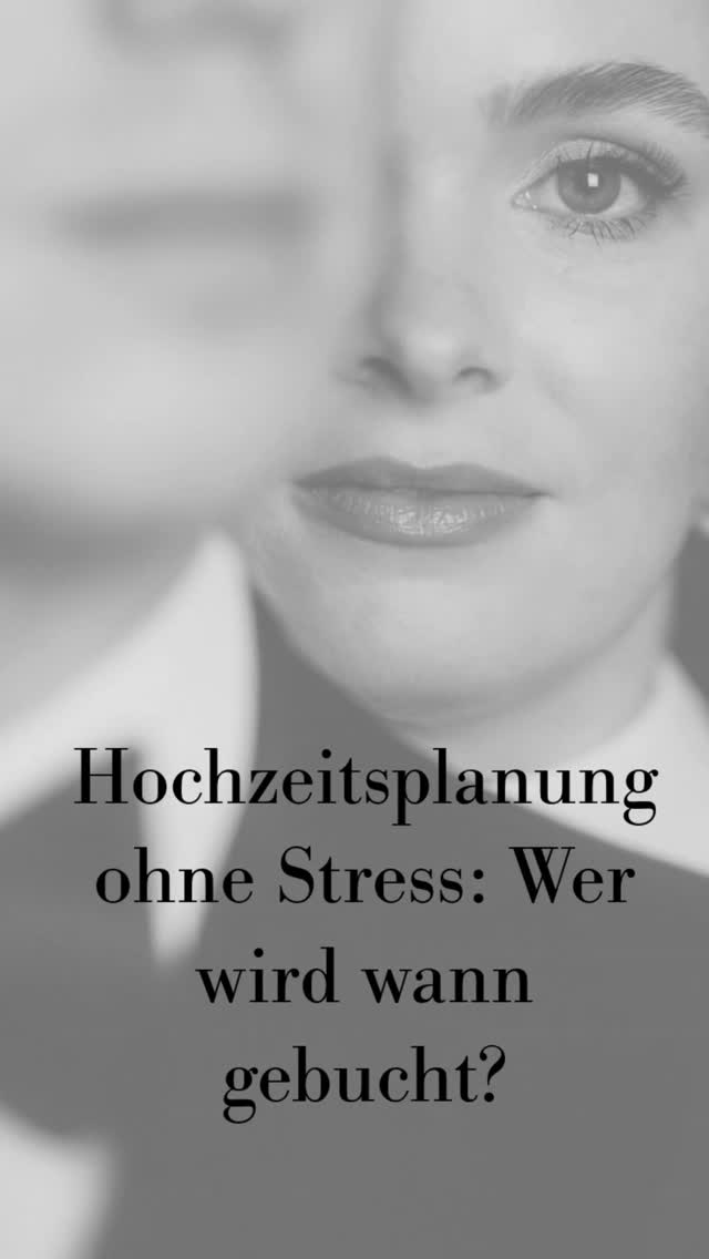 "Gerade frisch verlobt und absolut keinen Plan, wo du überhaupt anfangen sollst? Atme erst mal durch. Speicher dir dieses Reel, denn wir gehen jetzt Schritt für Schritt durch, was du wirklich wann buchen musst – ohne Stress."