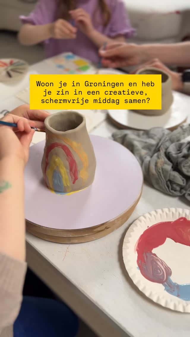 De thuisworkshop is terug! Dit is een fijn begin van de zomer!
Woon je in Groningen en heb je een kind dat graag maakt, verzamelt of knutselt?
Met deze keramiek thuisworkshop maken jullie samen een uniek bloemenvaasje van echte klei. Gewoon aan de keukentafel, wanneer het jullie uitkomt - en dus lekker op jullie eigen tempo.
- Inclusief kleipakket (met wat extra klei voor zijprojecten)
- Speciaal lesmateriaal voor kinderen én ouders
- Ik bak jullie kunstwerk af in mijn keramiekoven
Aanmelden kan t/m 9 juni. De prijs is €39,50 per pakket (en nog wat extra als je graag ook wilt verfen op de klei met echte onderglazuur)
Klik op de link in mijn bio voor meer informatie!
#creatieveworkshop #groningen #keramiek #keramiekvoorkinderen