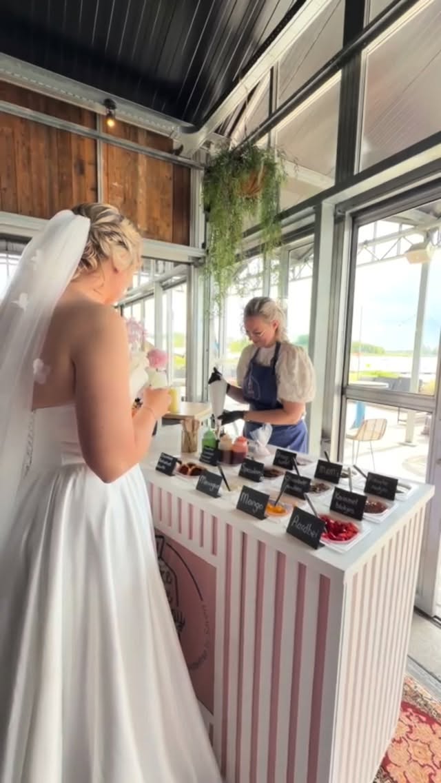 De CakeBar op jouw bruiloft! Boek nu nog voor 2026
.
.
Afgelopen mei mocht ik met de CakeBar op deze uniek locatie in Valkenburg staan, terwijl de wind hard waaide en de surfers op de achtergrond plezier hadden…
.
Wanneer ga jij trouwen?
Vraag vrijblijvend een offerte aan🤍
.
#cakemehappyglutenfree #decakebarvannederland #glutenvrijecakebar #glutenvrijebruiloft