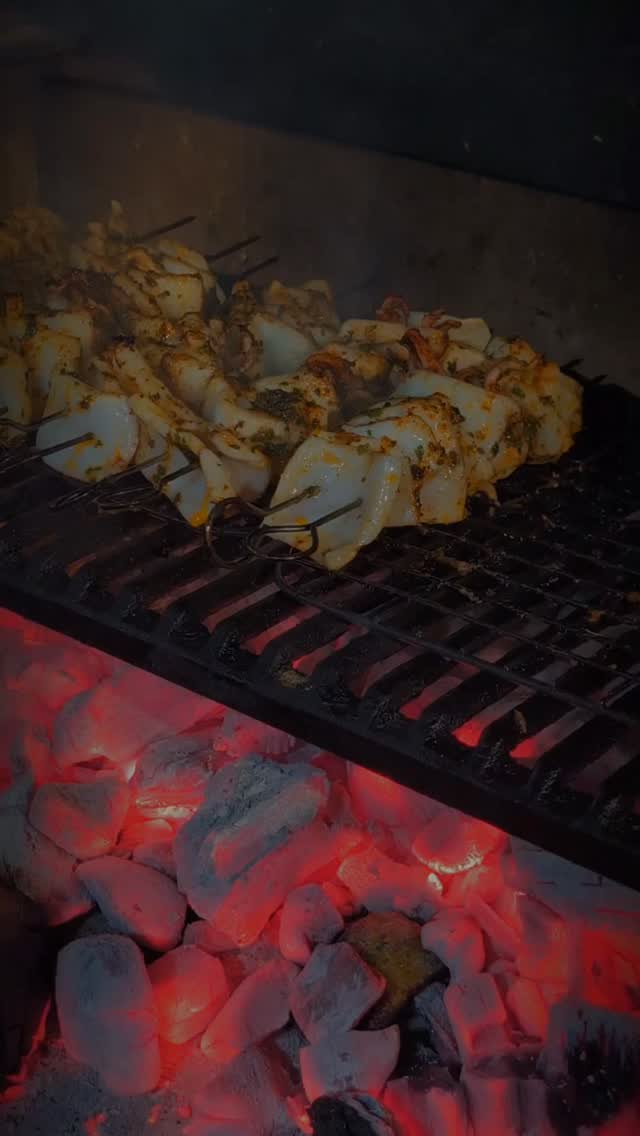 Pinchos de Calamar on our @firemade parrilla
.
.
.
.
.
.
.
#latinfood #localfood #ecuadorfood #manta #manabi
