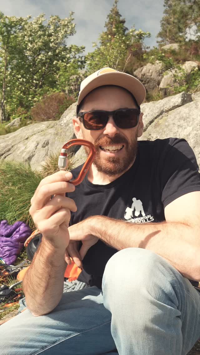 Screw gates, great aren’t they? Or are they superseded forms of auto lockers?
#carabiner #locker #rockclimbing #tradclimbing #climbinglovers