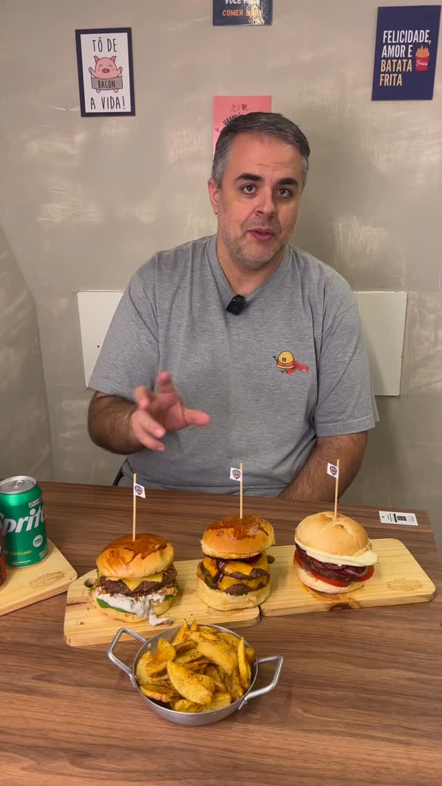⚽🍔 A seleção dos melhores hambúrgueres já entrou em campo!
Durante o mês da Copa, o Super preparou uma escalação especial inspirada em grandes seleções do futebol mundial. Cada lanche foi pensado para entregar uma experiência única, com combinações marcantes, ingredientes selecionados e aquele sabor que merece levantar a taça. 🏆
Marque a galera, monte sua torcida e venha experimentar a melhor seleção de burgers da cidade! 🍔🔥
#HamburgueriaCampinas #HamburguerArtesanal #BurgerCampinas #LancheGourmet #CopaDoMundo