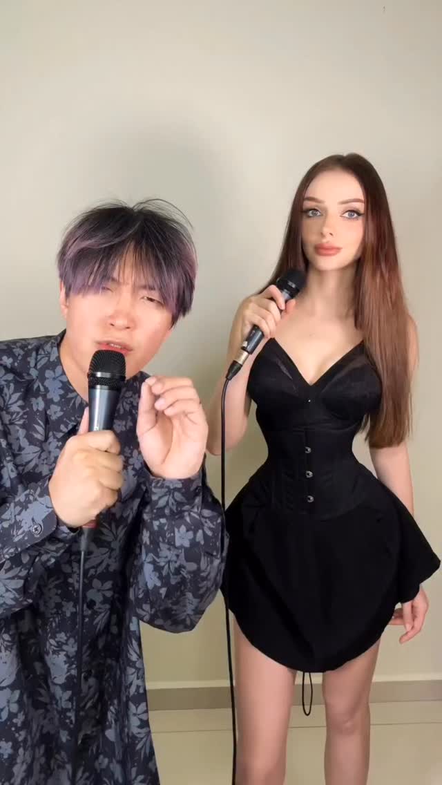 🎤✨ O grupo MAMIKO surpreende mais uma vez!
Com apenas duas vozes, os integrantes criam uma performance incrível, cheia de ritmo, harmonia e criatividade. 🎶🔥
Sem instrumentos, cada som é produzido pelos próprios artistas, mostrando o poder da música vocal.
👉 Qual nota você dá para essa apresentação? 🎧😮🔥