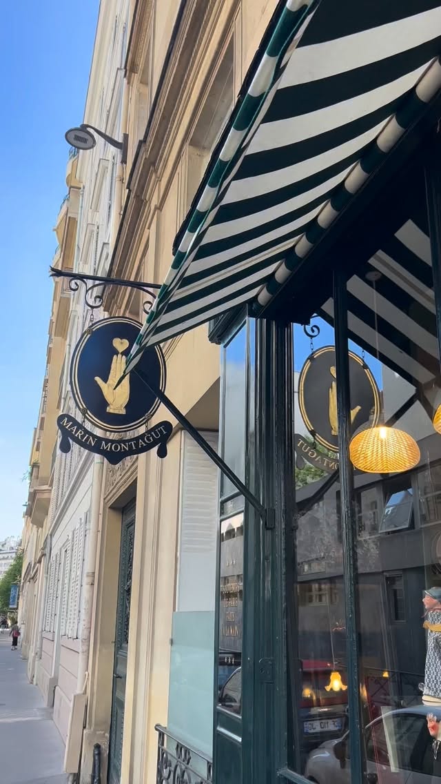 Faltava esse último pedacinho de Paris ✨
Conhecer a @marinmontagut era um sonho e foi ainda mais especial do que eu imaginava.
Cada detalhe, cada objeto, cada cantinho da loja transborda poesia, delicadeza e história.
Saí de lá com o coração cheio e a mente borbulhando de inspiração para o ateliê 💗🌸🥖🇫🇷🥐 #paris #marinmontagut