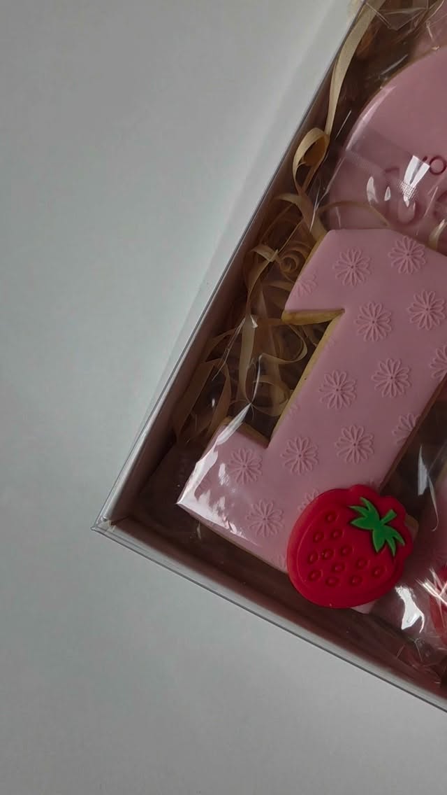 Berry First Birthday π
Thoughtfully handcrafted vanilla sugar cookies, finished with elegant details and made using natural flavours for a celebration that's as beautiful as it is delicious.
Beautifully presented and lovingly baked these make gorgeous party favours your friends will be raving about.
#BerryFirstBirthday #LuxuryCookies