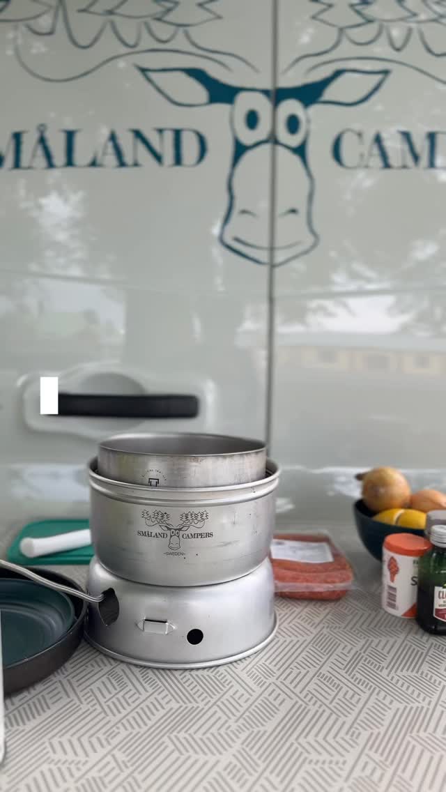 🔥 Recipe of the day: Spicy Salsiccia Pasta!
Good food tastes even better after a day of adventure. That’s why every Småland Camper van includes a @trangia_sweden cook set, giving you everything you need to prepare memorable meals on the road.
Would you try this recipe during your road trip? 🍝🚐
📹 @freja.z.samuelsen
#VanLife #CampervanLife #TrangiaCooking #SwedenTravel #RoadTripEurope