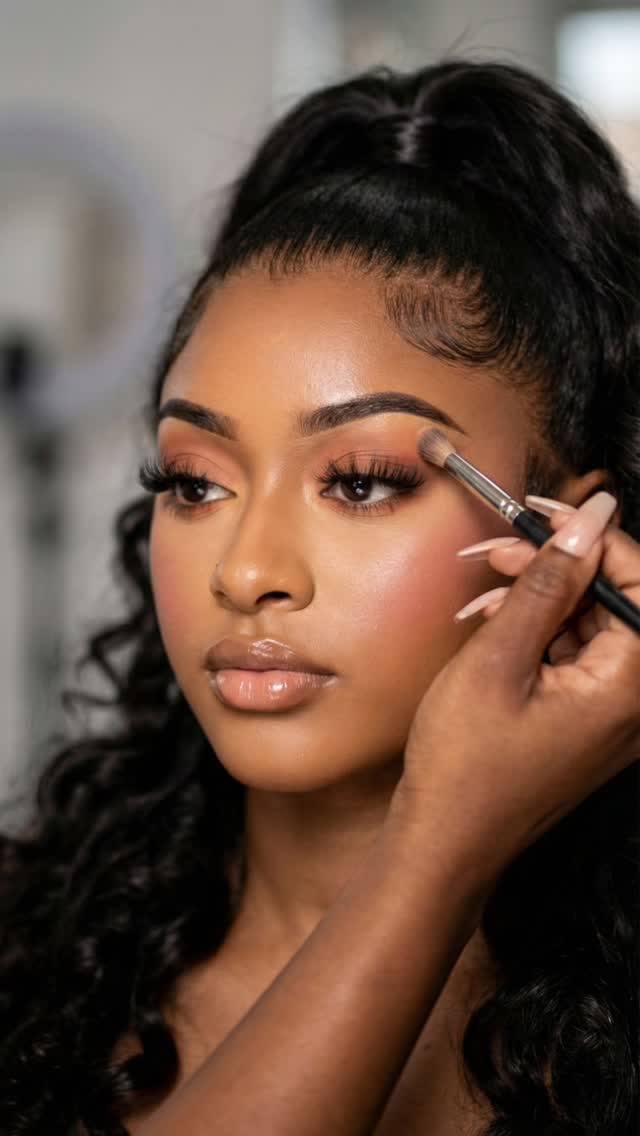 Every masterpiece starts with the right tools🖌️
Watching artistry come to life, one brush stroke at a time. From seamless blending to flawless finishes, the perfect makeup brush makes all the difference.
What makeup brush can you not live without?
Tell @jacquioluxebeautyandco your favourite makeup brush and why in the comments below!
.
.
.
#MakeupArtist#MUA#MakeupBrushes#JacquiOLuxeBeauty #MakeupApplication