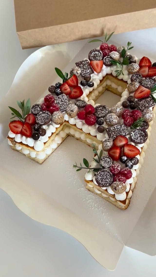 Amb aquest letter cake anunciem que ja hem tornat a la carga! De moment només comandes per encàrreg. Pa de pessic blanc farcit de crema de llimona i nata. Moltes gràcies per confiar de nou amb Indicakes!
#lettercake #pastisaniversari #birthdaycake #pasteleriacreativa #pastelespersonalizados