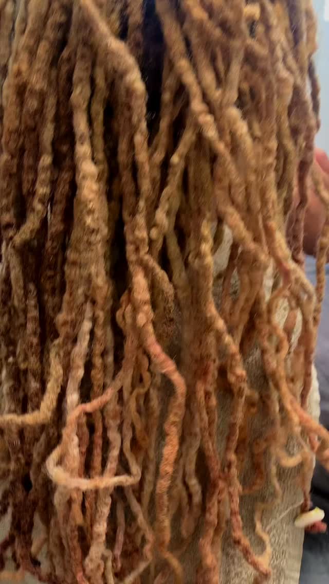 Every detox doesn’t end in a re twist but begins with extracting the crown and locs of carried energies intertwined within its fibers. We detoxed the scalp into essence🌿🍃✨#scalpnourishing #sisterlyluv #mauldinstylist #scalprecalibration