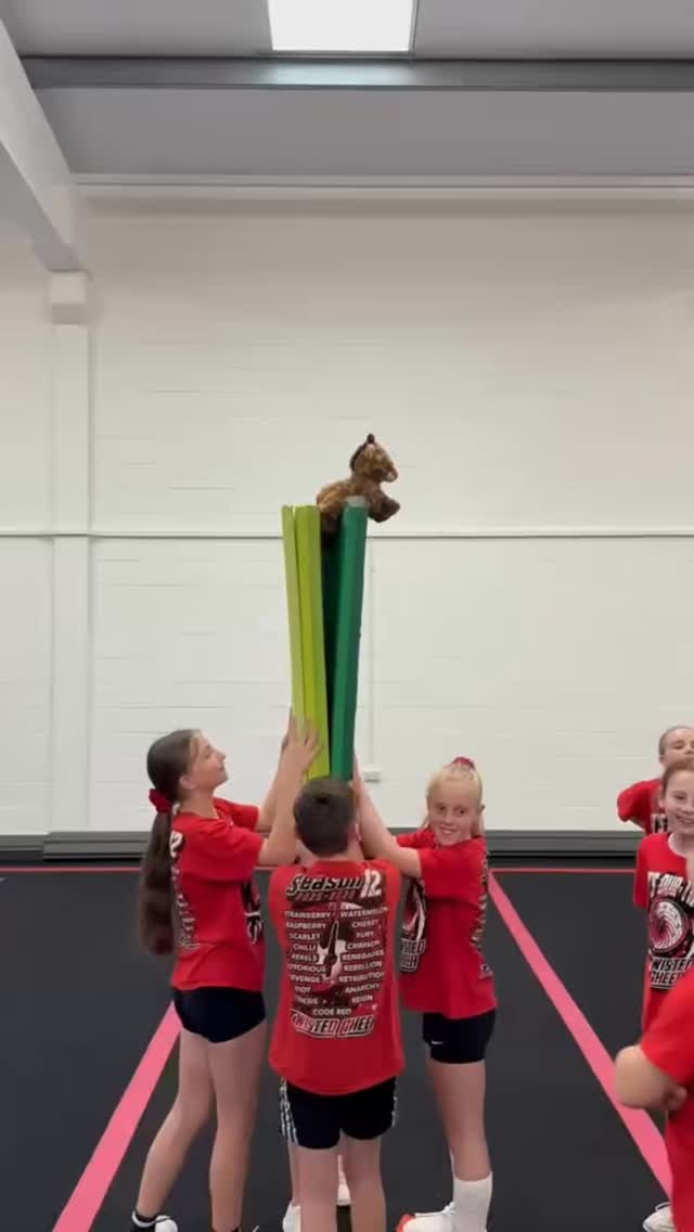 Ever wondered how we rep technique for 1/4 ups… Say hello to Willow only on the right count 🦒-————‐——————————————‐-———
- 📧 admin@twistedcheeranddance.co.uk
- 📱www.twistedcheeranddance.co.uk
- 📞 01923 372808
-————‐——————————————‐-———