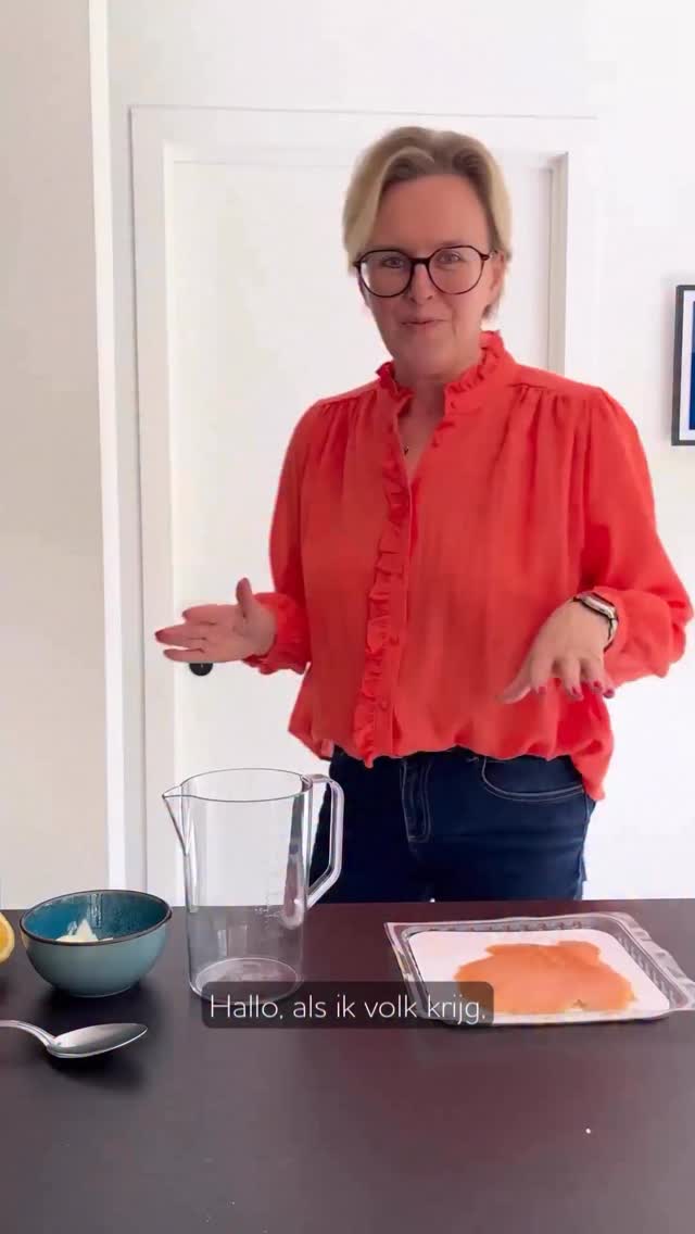 🥂 zalige Zalmmousse 😋😋😋
Die spread waar iedereen het recept van vraagt. Hier is hij.
5 minuten. Één maatbeker. Mixer.
→ 150-200 gr gerookte zalm
→ halve ui in stukken
→ sap van een halve citroen
→ lepel yoghurt
→ mixen. Klaar.
🌶️ *Pittiger?* Peper erbij. Jij beslist.
Op een geroosterde boterham, op een toastje bij de aperitief, met halve kerstomaatjes erbovenop : elke keer weer zijn de bordjes leeg voor je het weet.
Al jaren vraagt iedereen mij dit recept. Nu heb je het. 🙌
