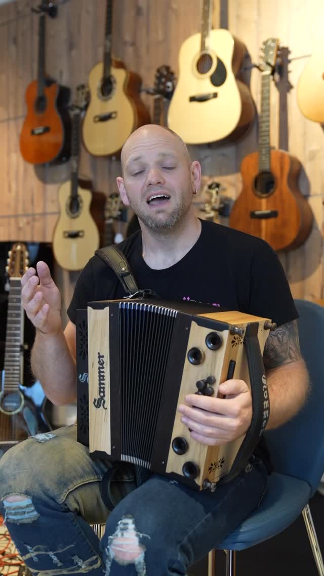 Let´s quetsch! Heute mit dieser traumhaften Sammer Harmonika ✨🪗
Ein Dreireiher in B–Es–As mit einzigartigem Klang und traditionellem Charme
#harmonika #sammer #volksmusik #ennstalerpolka #musicstore