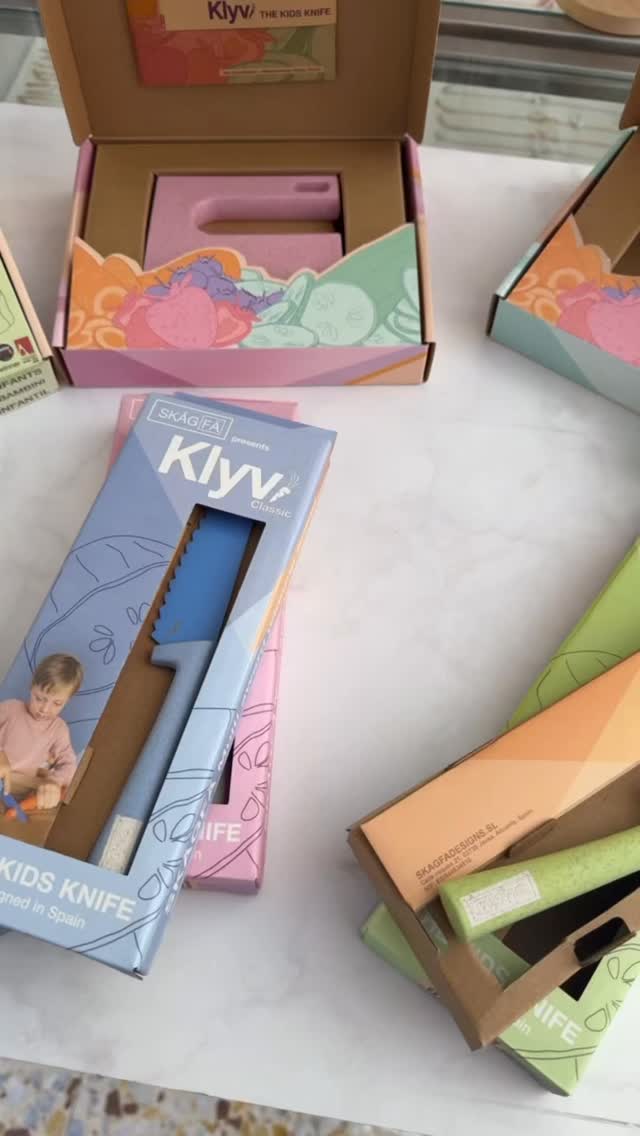 Questi innovativi coltelli di SKAGFA non sono nati in un asettico studio di design, ma attorno ad un grande tavolo in cucina circondato da bambini desiderosi di aiutare i genitori!
.
.
Da qui e’ sorta l’esigenza di creare un prodotto sicuro e sostenibile adatto a manine ed occhi curiosi 🤍
.
.
@skagfa
@lapingvinmilano
#capsulerovereto #piccoleemozioniquotidiane #bambini#novita