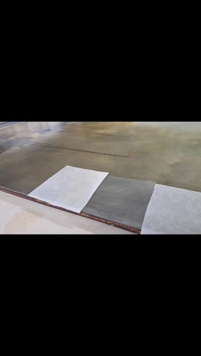 Er zijn veel manieren om een oude, vergeelde vernislaag te verwijderen. Bij elk schilderij moet eerst zorgvuldig op kleine stukjes worden getest welke methode het beste werkt voor dat specifieke geval.
Bij dit schilderij is een oplosmiddel gebruikt dat met Evolon is aangebracht. 🎨✨#restauratie #schilderijenrestauratie #erfgoed #conservering #restoration